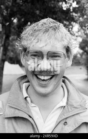 Sommerlachen 7x in der Rooswijk-Website-Presse. Beach Six Days, Walking, 29-07-1987, Whizgle Dutch News: Historische Bilder für die Zukunft. Erkunden Sie die Vergangenheit der Niederlande mit modernen Perspektiven durch Bilder von niederländischen Agenturen. Verbinden der Ereignisse von gestern mit den Erkenntnissen von morgen. Begeben Sie sich auf eine zeitlose Reise mit Geschichten, die unsere Zukunft prägen. Stockfoto