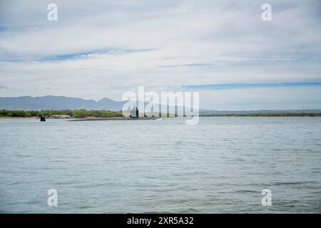 240730-N-EI510-2002 GEMEINSAME BASIS PEARL HARBOR-HICKAM (30. Juli 2024) das U-Boot der Los Angeles-Klasse USS Topeka (SSN 754) kehrt während des RIMPAC 2024 im Juli 30 2024 zur Joint Base Pearl Harbor-Hickam zurück. 29 Nationen, 40 Überlandschiffe, drei U-Boote, 14 nationale Landstreitkräfte, mehr als 150 Flugzeuge und 25.000 Mitarbeiter nehmen vom 27. Juni bis 1. August an der RIMPAC Teil. RIMPAC ist die weltweit größte internationale maritime Übung und bietet eine einzigartige Schulungsmöglichkeit, während die Zusammenarbeit zwischen den Kritikern der Teilnehmer gefördert und aufrechterhalten wird Stockfoto