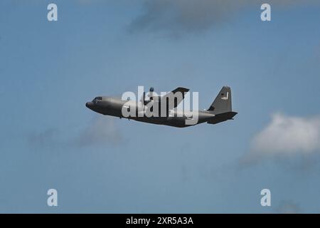 Ein C-130J Super Hercules fliegt am 31. Juli 2024 über der Little Rock Air Force Base in Arkansas. Little Rock AFB stellt vier C-130J Super Hercules-Flugzeuge für die Übung Bamboo Eagle zur Verfügung, die die Zusammenarbeit mit Air Combat Command-Einheiten aus der ganzen Distanz hervorheben. Während Mobility Airmen ihre Fähigkeiten weiter verfeinern, wird Bamboo Eagle die Mobility Air Force darauf vorbereiten, die gemeinsame Streitmacht jederzeit und überall auf der Welt zu manövrieren. (Foto der U.S. Air Force von Airman 1st Class Saisha Cornett) Stockfoto