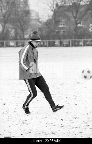 Fußballspieler trainiert im Schnee, Whizgle Dutch News: Historische Bilder für die Zukunft. Erkunden Sie die Vergangenheit der Niederlande mit modernen Perspektiven durch Bilder von niederländischen Agenturen. Verbinden der Ereignisse von gestern mit den Erkenntnissen von morgen. Begeben Sie sich auf eine zeitlose Reise mit Geschichten, die unsere Zukunft prägen. Stockfoto