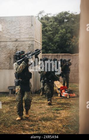 Die Partnereinheiten führen ein Nahkampftraining mit den an der Westküste ansässigen Naval Special Warfare Operatoren während der Übung Rim of the Pacific 2024 auf dem Marine Corps Training Area Bellows, Hawaii, 26. Juli 2024 durch. 29 Nationen, 40 Überlandschiffe, drei U-Boote, 14 nationale Landstreitkräfte, mehr als 150 Flugzeuge und 25.000 Mitarbeiter nehmen vom 27. Juni bis 1. August an der RIMPAC Teil. RIMPAC ist die weltweit größte internationale maritime Übung und bietet eine einzigartige Schulungsmöglichkeit, während die Zusammenarbeit zwischen den Teilnehmern gefördert und aufrechterhalten wird Stockfoto