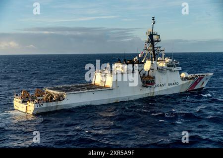 Die Legend-Class-Cutter USCGC Midgett (WMSL 757) segelt durch den Pazifischen Ozean, während die Sonne am 29. Juli 2024 vor der Küste von Oahu, Hawaii, während der Übung Rim of the Pacific (RIMPAC) 2024 untergeht. Die Midgett ist in Honolulu, Hi. 29 Nationen, 40 Überlandschiffe, drei U-Boote, 14 nationale Landstreitkräfte, mehr als 150 Flugzeuge und 25.000 Mitarbeiter nehmen vom 27. Juni bis 1. August an der RIMPAC Teil. RIMPAC ist die weltweit größte internationale maritime Übung und bietet eine einzigartige Schulungsmöglichkeit, während die Zusammenarbeit gefördert und aufrechterhalten wird Stockfoto