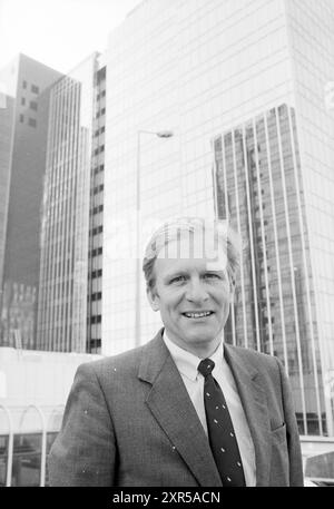 Herr de Rooij und Kolff, World Trade Centre, Amsterdam, 04-04-1985, Whizgle Dutch News: Historische Bilder für die Zukunft. Erkunden Sie die Vergangenheit der Niederlande mit modernen Perspektiven durch Bilder von niederländischen Agenturen. Verbinden der Ereignisse von gestern mit den Erkenntnissen von morgen. Begeben Sie sich auf eine zeitlose Reise mit Geschichten, die unsere Zukunft prägen. Stockfoto