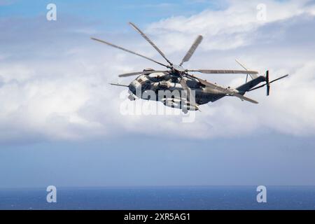 Ein CH-53 Super Hengst, der am Aviation Combat Element (ACE) der Marine Medium Tilt Rotor Squadron (VMM) 165, 15. Marine Expeditionary Unit, befestigt ist, fliegt während der Übung Rim of the Pacific (RIMPAC) 2024, 27. Juli 2024 über den Pazifik. Das Flugzeug transportierte US-Marines und malaysische Streitkräfte im Marine Corps Training Area für einen Luftangriff. 29 Nationen, 40 Überlandschiffe, drei U-Boote, 14 nationale Landstreitkräfte, mehr als 150 Flugzeuge und 25.000 Mitarbeiter nehmen vom 27. Juni bis 1. August an der RIMPAC Teil. Die größten der Welt Stockfoto