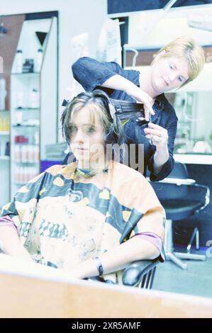 Metamorphosis Galjé Friseure, Haarlem, Niederlande, 26-09-1997, Whizgle Dutch News: Historische Bilder zugeschnitten auf die Zukunft. Erkunden Sie die Vergangenheit der Niederlande mit modernen Perspektiven durch Bilder von niederländischen Agenturen. Verbinden der Ereignisse von gestern mit den Erkenntnissen von morgen. Begeben Sie sich auf eine zeitlose Reise mit Geschichten, die unsere Zukunft prägen. Stockfoto