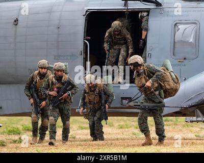 Die peruanischen Marineinfanterie verlassen einen peruanischen H-3 Sea King, um am 25. Juli 2024 im Marine Corps Training Area Bellows, Hawaii, eine Probe für einen Luftangriff durchzuführen. Die Probe war eine gemeinsame Anstrengung von US-amerikanischen und alliierten Partnern für die Übung Rim of the Pacific (RIMPAC) 2024, um die Interoperabilität zu verbessern. 29 Nationen, 40 Überlandschiffe, drei U-Boote, 14 nationale Landstreitkräfte, mehr als 150 Flugzeuge und 25.000 Mitarbeiter nehmen vom 27. Juni bis 1. August an der RIMPAC Teil. RIMPAC ist die weltweit größte internationale maritime Übung und bietet ein einzigartiges Erlebnis Stockfoto