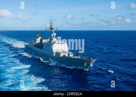 "Das Schiff der Republik Korea (ROKS) Chungmugong Yi Sun-sin (DDH-975) ist ein Zerstörer der Klasse der Chungmugong Yi Sun-sin in der Republik Korea Navy, als es sich am 21. Juli während der Übung Rim of the Pacific (RIMPAC) 2024 im Pazifischen Ozean der Naval Replenishment Unit Asterix nähert." 29 Nationen, 40 Überlandschiffe, drei U-Boote, 14 nationale Landstreitkräfte, mehr als 150 Flugzeuge und 25.000 Mitarbeiter nehmen vom 27. Juni bis 1. August an der RIMPAC auf und um die hawaiianischen Inseln Teil. RIMPAC ist die weltweit größte internationale maritime Übung und bietet eine einzigartige Trainingsmöglichkeit während der Foste Stockfoto