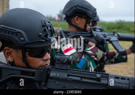 Indonesische Marines führen militärische Operationen auf urbanem Gelände mit Partnern im Marine Corps Training Area Bellows, Hawaii, 25. Juli 2024 durch. Marines aus den USA, Peru, Indonesien, Sri Lanka, Mexiko und Tonga übten während der Übung Rim of the Pacific (RIMPAC) 2024 Nahkämpfe aus, um taktische Fähigkeiten zu festigen und Standardoperationen zu integrieren. 29 Nationen, 40 Überlandschiffe, drei U-Boote, 14 nationale Landstreitkräfte, mehr als 150 Flugzeuge und 25.000 Mitarbeiter nehmen vom 27. Juni bis 1. August an der RIMPAC Teil. Das größte i der Welt Stockfoto