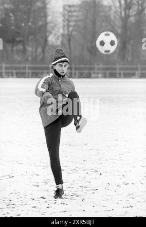 Fußballspieler trainiert im Schnee, Whizgle Dutch News: Historische Bilder für die Zukunft. Erkunden Sie die Vergangenheit der Niederlande mit modernen Perspektiven durch Bilder von niederländischen Agenturen. Verbinden der Ereignisse von gestern mit den Erkenntnissen von morgen. Begeben Sie sich auf eine zeitlose Reise mit Geschichten, die unsere Zukunft prägen. Stockfoto