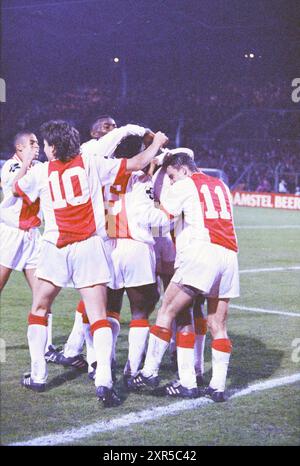 Ajax Football Match, 00-03-1995, Whizgle Dutch News: Historische Bilder für die Zukunft. Erkunden Sie die Vergangenheit der Niederlande mit modernen Perspektiven durch Bilder von niederländischen Agenturen. Verbinden der Ereignisse von gestern mit den Erkenntnissen von morgen. Begeben Sie sich auf eine zeitlose Reise mit Geschichten, die unsere Zukunft prägen. Stockfoto
