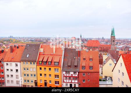 Nürnberger lebhaftes Stadtbild mit verschiedenen Gebäuden. Stadtbild mit vielen roten und gelben Gebäuden in Deutschland Stockfoto