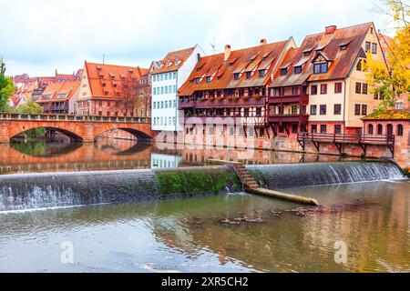 Der malerische Fluss fließt durch eine urbane Landschaft in Nürnberg und zeigt die Harmonie zwischen Natur und Stadtarchitektur Stockfoto