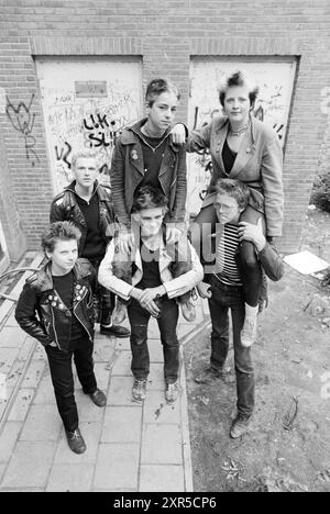 Punks in the Egelantier, Jugend- und Jugendspiele, 07.-07. 1980, Whizgle Dutch News: Historical Images Tailored for the Future. Erkunden Sie die Vergangenheit der Niederlande mit modernen Perspektiven durch Bilder von niederländischen Agenturen. Verbinden der Ereignisse von gestern mit den Erkenntnissen von morgen. Begeben Sie sich auf eine zeitlose Reise mit Geschichten, die unsere Zukunft prägen. Stockfoto