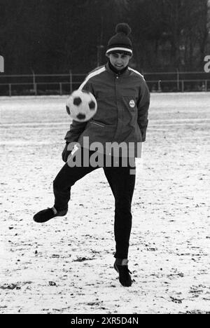 Fußballspieler trainiert im Schnee, Whizgle Dutch News: Historische Bilder für die Zukunft. Erkunden Sie die Vergangenheit der Niederlande mit modernen Perspektiven durch Bilder von niederländischen Agenturen. Verbinden der Ereignisse von gestern mit den Erkenntnissen von morgen. Begeben Sie sich auf eine zeitlose Reise mit Geschichten, die unsere Zukunft prägen. Stockfoto