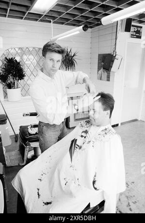 Friseur Weber, Friseure und Friseursalons, 02-08-1989, Whizgle Dutch News: Historische Bilder zugeschnitten auf die Zukunft. Erkunden Sie die Vergangenheit der Niederlande mit modernen Perspektiven durch Bilder von niederländischen Agenturen. Verbinden der Ereignisse von gestern mit den Erkenntnissen von morgen. Begeben Sie sich auf eine zeitlose Reise mit Geschichten, die unsere Zukunft prägen. Stockfoto