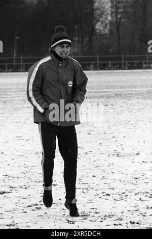 Fußballspieler trainiert im Schnee, Whizgle Dutch News: Historische Bilder für die Zukunft. Erkunden Sie die Vergangenheit der Niederlande mit modernen Perspektiven durch Bilder von niederländischen Agenturen. Verbinden der Ereignisse von gestern mit den Erkenntnissen von morgen. Begeben Sie sich auf eine zeitlose Reise mit Geschichten, die unsere Zukunft prägen. Stockfoto