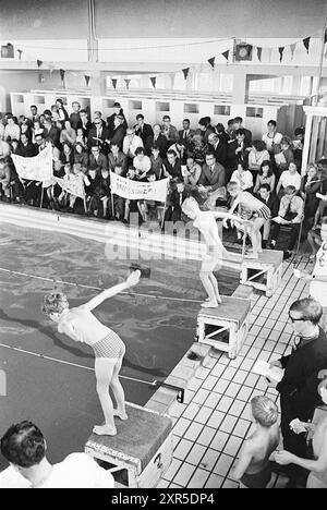 Kinderschwimmwettbewerb, 10. 00.1967, Whizgle Dutch News: Historische Bilder für die Zukunft. Erkunden Sie die Vergangenheit der Niederlande mit modernen Perspektiven durch Bilder von niederländischen Agenturen. Verbinden der Ereignisse von gestern mit den Erkenntnissen von morgen. Begeben Sie sich auf eine zeitlose Reise mit Geschichten, die unsere Zukunft prägen. Stockfoto