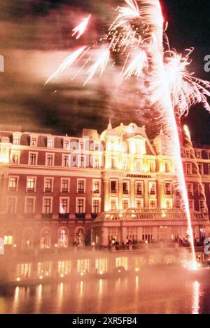 Feuerwerk, Whizgle Dutch News: Historische Bilder für die Zukunft. Erkunden Sie die Vergangenheit der Niederlande mit modernen Perspektiven durch Bilder von niederländischen Agenturen. Verbinden der Ereignisse von gestern mit den Erkenntnissen von morgen. Begeben Sie sich auf eine zeitlose Reise mit Geschichten, die unsere Zukunft prägen. Stockfoto