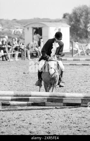 Ponyspringen, Waarderpolder, Haarlem, Niederlande, 11-09-1993, Whizgle Dutch News: historische Bilder für die Zukunft. Erkunden Sie die Vergangenheit der Niederlande mit modernen Perspektiven durch Bilder von niederländischen Agenturen. Verbinden der Ereignisse von gestern mit den Erkenntnissen von morgen. Begeben Sie sich auf eine zeitlose Reise mit Geschichten, die unsere Zukunft prägen. Stockfoto