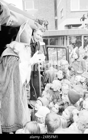 St. Nikolaus in IJmuiden - Heemskerk - Velsen-Noord, St. Nikolaus, Sinterklaas, 23-11-1974, Whizgle Dutch News: Historische Bilder zugeschnitten auf die Zukunft. Erkunden Sie die Vergangenheit der Niederlande mit modernen Perspektiven durch Bilder von niederländischen Agenturen. Verbinden der Ereignisse von gestern mit den Erkenntnissen von morgen. Begeben Sie sich auf eine zeitlose Reise mit Geschichten, die unsere Zukunft prägen. Stockfoto