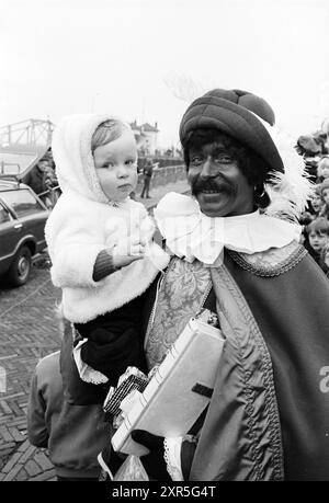 St. Nikolaus in IJmuiden - Heemskerk - Velsen-Noord, St. Nikolaus, Sinterklaas, 23-11-1974, Whizgle Dutch News: Historische Bilder zugeschnitten auf die Zukunft. Erkunden Sie die Vergangenheit der Niederlande mit modernen Perspektiven durch Bilder von niederländischen Agenturen. Verbinden der Ereignisse von gestern mit den Erkenntnissen von morgen. Begeben Sie sich auf eine zeitlose Reise mit Geschichten, die unsere Zukunft prägen. Stockfoto