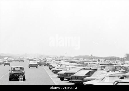 Busy Zandvoort, Busy, Zandvoort, Zandvoort, 14-05-1979, Whizgle Dutch News: historische Bilder für die Zukunft. Erkunden Sie die Vergangenheit der Niederlande mit modernen Perspektiven durch Bilder von niederländischen Agenturen. Verbinden der Ereignisse von gestern mit den Erkenntnissen von morgen. Begeben Sie sich auf eine zeitlose Reise mit Geschichten, die unsere Zukunft prägen. Stockfoto
