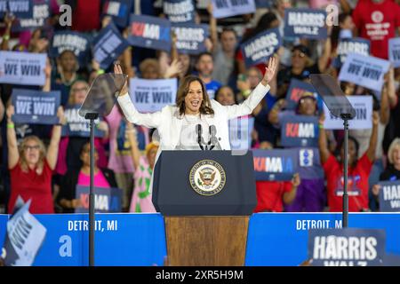 Detroit, USA. August 2024. US-Vizepräsidentin Kamala Harris, Nominierte für die demokratische Präsidentschaftskandidatin, nimmt am 7. August 2024 an einer Wahlkampfkundgebung in einem Flughafenhangar vor Detroit, Michigan, USA, Teil. Der ehemalige US-Präsident Donald Trump und die amtierende Vizepräsidentin Kamala Harris haben sich auf eine Debatte über ABC am 10. September geeinigt. Trump, der republikanische Präsidentschaftskandidat, und Harris, sein demokratischer Amtskollege, haben ihre Teilnahme an der Debatte bestätigt, so das Netzwerk in einer Erklärung. Quelle: Hu Yousong/Xinhua/Alamy Live News Stockfoto