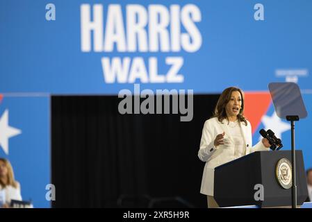 Detroit, USA. August 2024. US-Vizepräsidentin Kamala Harris, Nominierte für die demokratische Präsidentschaftskandidatin, spricht während einer Wahlkampfveranstaltung in einem Flughafenhangar außerhalb von Detroit, Michigan, USA, 7. August 2024. Der ehemalige US-Präsident Donald Trump und die amtierende Vizepräsidentin Kamala Harris haben sich auf eine Debatte über ABC am 10. September geeinigt. Trump, der republikanische Präsidentschaftskandidat, und Harris, sein demokratischer Amtskollege, haben ihre Teilnahme an der Debatte bestätigt, so das Netzwerk in einer Erklärung. Quelle: Hu Yousong/Xinhua/Alamy Live News Stockfoto