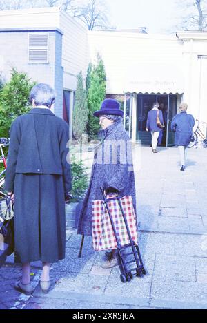 Treffen mit vielen älteren Menschen, wo auch PIM Fortuyn anwesend ist. Ältere Menschen protestieren gegen Fortuyn, 10-03-1994, Whizgle Dutch News: Historische Bilder zugeschnitten auf die Zukunft. Erkunden Sie die Vergangenheit der Niederlande mit modernen Perspektiven durch Bilder von niederländischen Agenturen. Verbinden der Ereignisse von gestern mit den Erkenntnissen von morgen. Begeben Sie sich auf eine zeitlose Reise mit Geschichten, die unsere Zukunft prägen. Stockfoto