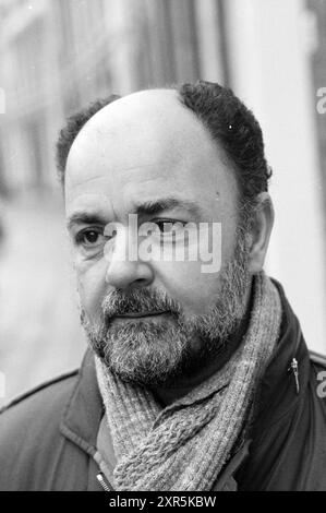Herr Sevil, Gemeindeentwickler Frans Halsbuurt, Ausländer, Viertel, Gemeindezentren, örtliche Geschäfte, Trainingszentren, 24. 11. 1983, Whizgle Dutch News: historische Bilder zugeschnitten auf die Zukunft. Erkunden Sie die Vergangenheit der Niederlande mit modernen Perspektiven durch Bilder von niederländischen Agenturen. Verbinden der Ereignisse von gestern mit den Erkenntnissen von morgen. Begeben Sie sich auf eine zeitlose Reise mit Geschichten, die unsere Zukunft prägen. Stockfoto