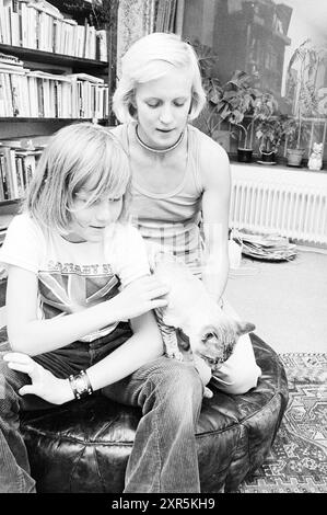 Cat Back from Silvia, Animals, 08.07.1975, Whizgle Dutch News: Historical Images Tailored for the Future. Erkunden Sie die Vergangenheit der Niederlande mit modernen Perspektiven durch Bilder von niederländischen Agenturen. Verbinden der Ereignisse von gestern mit den Erkenntnissen von morgen. Begeben Sie sich auf eine zeitlose Reise mit Geschichten, die unsere Zukunft prägen. Stockfoto