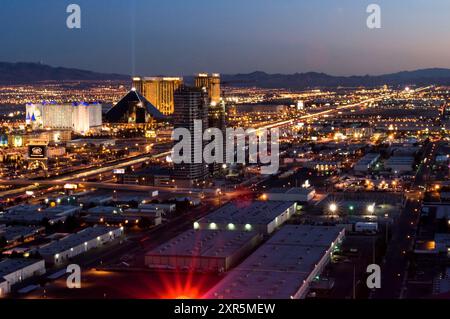 Die Abenddämmerung beginnt in der Wüste von Las Vegas und die Lichter gehen auf die Kasinohotels entlang des Strip, ca. 2006. Im Hintergrund ist der Excalibur abgebildet Stockfoto