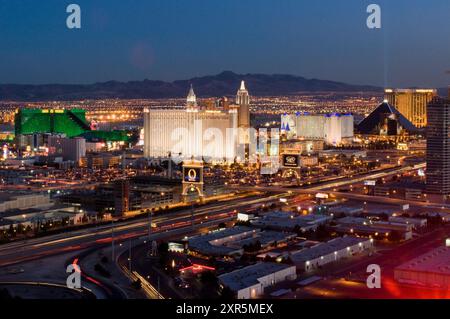 Die Abenddämmerung beginnt in der Wüste von Las Vegas und die Lichter gehen entlang des Strip auf, um 2006. Abgebildet sind Bellagio, MGM, Monte Cristo, Excalibur, M Stockfoto