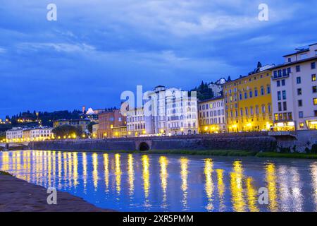 Gebäude am Ufer des Flusses Arno in Florenz, Italien Stockfoto