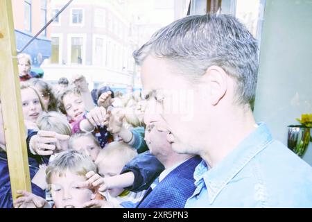 Eröffnung der Firma van Ommeren mit dem Fußballspieler de Boer (Frank oder Ronald?), 06-04-1995, Whizgle Dutch News: Historical Images Tailored for the Future. Erkunden Sie die Vergangenheit der Niederlande mit modernen Perspektiven durch Bilder von niederländischen Agenturen. Verbinden der Ereignisse von gestern mit den Erkenntnissen von morgen. Begeben Sie sich auf eine zeitlose Reise mit Geschichten, die unsere Zukunft prägen. Stockfoto