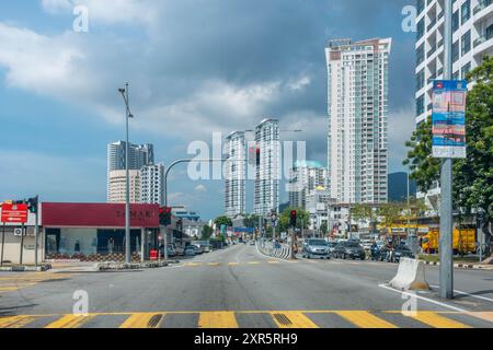 Eine Perspektive für Frontpassagiere, die durch die Straßen von George Town in Penang, Malaysia, fährt Stockfoto