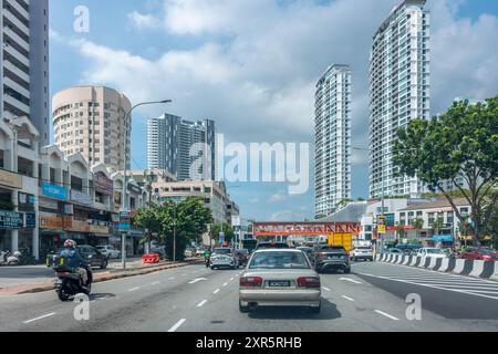 Eine Perspektive für Frontpassagiere, die durch die Straßen von George Town in Penang, Malaysia, fährt Stockfoto