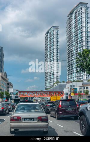 Eine Perspektive für Frontpassagiere, die durch die Straßen von George Town in Penang, Malaysia, fährt Stockfoto