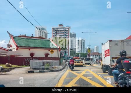 Eine Perspektive für Frontpassagiere, die durch die Straßen von George Town in Penang, Malaysia, fährt Stockfoto