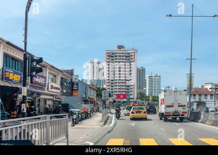 Eine Perspektive für Frontpassagiere, die durch die Straßen von George Town in Penang, Malaysia, fährt Stockfoto