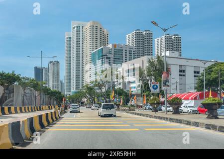 Eine Perspektive für Frontpassagiere, die durch die Straßen von George Town in Penang, Malaysia, fährt Stockfoto