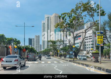 Eine Perspektive für Frontpassagiere, die durch die Straßen von George Town in Penang, Malaysia, fährt Stockfoto