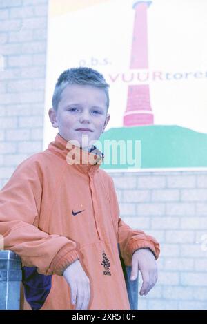 Tim Lighthouse School IJmuiden, IJmuiden, Niederlande, 28-10-2001, Whizgle Dutch News: Historische Bilder zugeschnitten auf die Zukunft. Erkunden Sie die Vergangenheit der Niederlande mit modernen Perspektiven durch Bilder von niederländischen Agenturen. Verbinden der Ereignisse von gestern mit den Erkenntnissen von morgen. Begeben Sie sich auf eine zeitlose Reise mit Geschichten, die unsere Zukunft prägen. Stockfoto