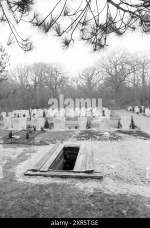 I. v. v. a. ein offenes Grab auf einem Friedhof., 00-12-1987, Whizgle Dutch News: Historische Bilder zugeschnitten auf die Zukunft. Erkunden Sie die Vergangenheit der Niederlande mit modernen Perspektiven durch Bilder von niederländischen Agenturen. Verbinden der Ereignisse von gestern mit den Erkenntnissen von morgen. Begeben Sie sich auf eine zeitlose Reise mit Geschichten, die unsere Zukunft prägen. Stockfoto