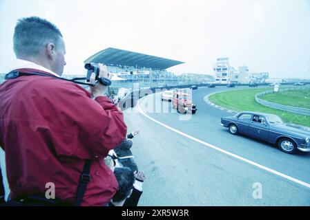 Oldtimer Record Versuch, Zandvoort, Zandvoort, 10.05.2002, Whizgle Dutch News: Historical Images Tailored for the Future. Erkunden Sie die Vergangenheit der Niederlande mit modernen Perspektiven durch Bilder von niederländischen Agenturen. Verbinden der Ereignisse von gestern mit den Erkenntnissen von morgen. Begeben Sie sich auf eine zeitlose Reise mit Geschichten, die unsere Zukunft prägen. Stockfoto