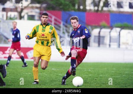 Fußballspiel Haarlem-den Haag, Haarlem, Niederlande, 25-04-2000, Whizgle Dutch News: Historische Bilder für die Zukunft. Erkunden Sie die Vergangenheit der Niederlande mit modernen Perspektiven durch Bilder von niederländischen Agenturen. Verbinden der Ereignisse von gestern mit den Erkenntnissen von morgen. Begeben Sie sich auf eine zeitlose Reise mit Geschichten, die unsere Zukunft prägen. Stockfoto