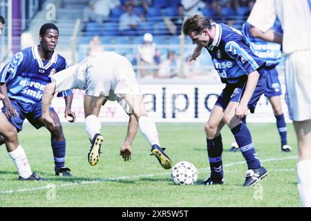 Football, Telstar - TOP Oss, 09.04.1999, Whizgle Dutch News: Historische Bilder für die Zukunft. Erkunden Sie die Vergangenheit der Niederlande mit modernen Perspektiven durch Bilder von niederländischen Agenturen. Verbinden der Ereignisse von gestern mit den Erkenntnissen von morgen. Begeben Sie sich auf eine zeitlose Reise mit Geschichten, die unsere Zukunft prägen. Stockfoto