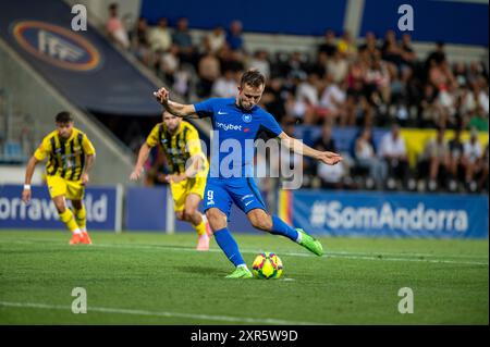 Andorra La Vella, Andorra: 8. August 2024: Jānis IKAUNIEKS UZBRUCĒJI von RIGAS FS LVA mit dem Ball während der zweiten Phase der UEFA Europa League - T Stockfoto