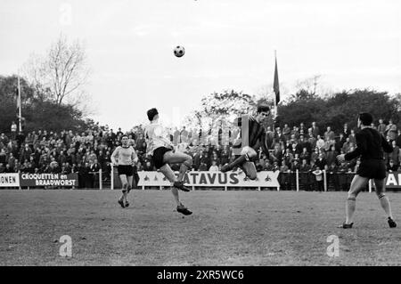 Fußballspiel EDO – unbekannter Gegner, Whizgle Dutch News: Historische Bilder für die Zukunft. Erkunden Sie die Vergangenheit der Niederlande mit modernen Perspektiven durch Bilder von niederländischen Agenturen. Verbinden der Ereignisse von gestern mit den Erkenntnissen von morgen. Begeben Sie sich auf eine zeitlose Reise mit Geschichten, die unsere Zukunft prägen. Stockfoto