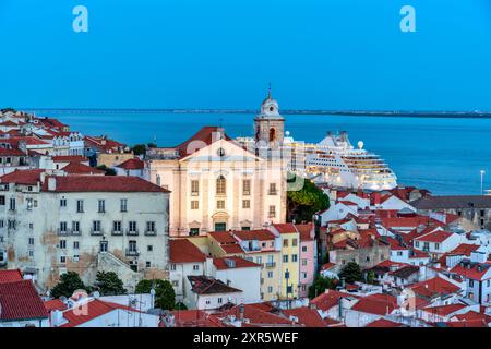 Blick auf das typische Viertel Alfama in Lissabon, Portugal - Kuppel des nationalen pantheons Stockfoto